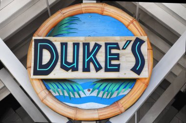 California, Malibu 'daki mağazalarının önünde Duke Restoranı tabelası var..