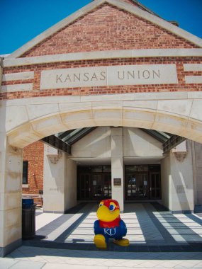 Lawrence, Kansas - 10 Temmuz 2022 - Mavi, Kırmızı, Sarı Jayhawk - NCAA Dünya Basketbol Takımı