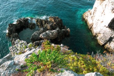 Karayip Denizi 'ndeki deprem adalarında deniz, kayalık ve plajlar.