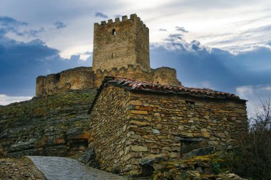 Magana Kalesi 'nin manzarası Soria İspanya' da bir tepenin zirvesinde