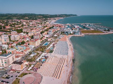Denizi, plajları ve şemsiyeleriyle fano manzarası
