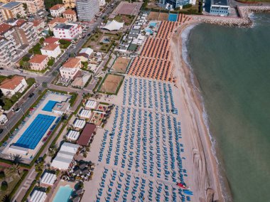 Denizi, plajları ve şemsiyeleriyle fano manzarası