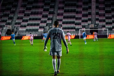 Kapının arkasındaki kalecinin güzel bir fotoğrafı.