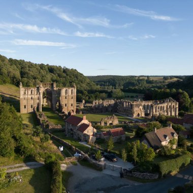 Alan dışından düşük seviyeli drone görüntüsü. Rievaulx Manastırı, aslında Kilise tarikatı tarafından inşa edilmiş geniş bir harabe.