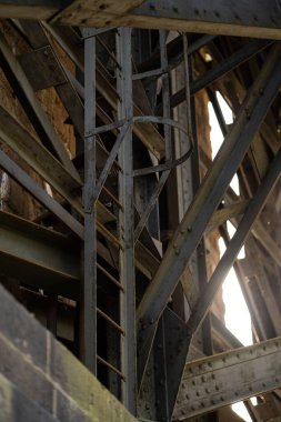 Paslı metal çiftliklerinin dikey görüntüsü ve merdiven.