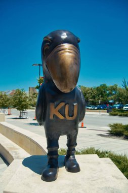 Lawrence, Kansas 10 Temmuz 2022 - 1923 Jayhawk Ascher Plaza Doğal Tarih Müzesi yakınında