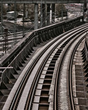 Bir tren istasyonunun yakınındaki metalik demiryolunun dikey görüntüsü.