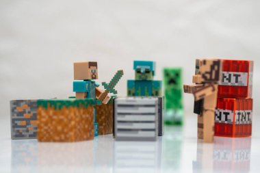 Beyaz arka planda Minecraft aksiyon figürlerinin yakın plan çekimi