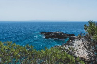 Karayip Denizi 'ndeki deprem adalarında deniz, kayalık ve plajlar.