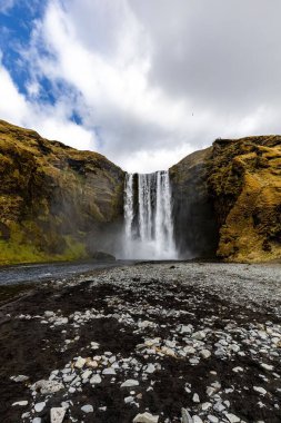 Skogafoss Şelalesinin İzlanda 'daki Skoga Nehri üzerindeki nefes kesici manzarası