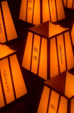 Portakal rengi Çin fenerlerinin dikey yakın plan görüntüsü.