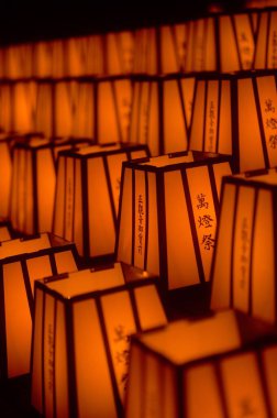 Portakal rengi Çin fenerlerinin dikey yakın plan görüntüsü.