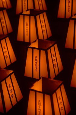 Portakal rengi Çin fenerlerinin dikey yakın plan görüntüsü.