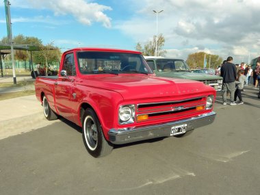 Avellaneda, Arjantin - 7 Mayıs 2022 - Eski kırmızı Chevrolet Chevy C 10 Brava kamyonet 1968 yılında bir parkta GM tarafından. Doğa, ağaçlar. Klasik araba şovu..