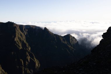 Bulutların üstündeki dağların manzarası - manzaralı doğa