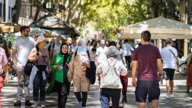 Barselona, İspanya - 26 Mayıs 2022: Barselona 'nın (İspanya) en ünlü caddesi olan Ramblas boyunca yürüyen insanlar.