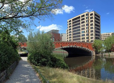 Berlin 'deki Dovebruecke Köprüsü (Dovebruecke) yakınlarındaki Landwehrkanal boyunca giden patika.