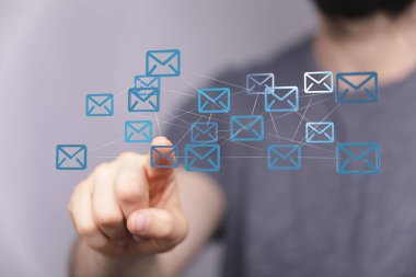 Bir elin yanında 3 boyutlu ekspres zarflar oluşturur