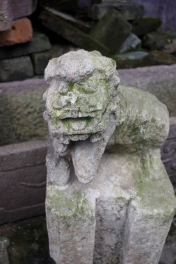 Eski bir harabe taş heykel