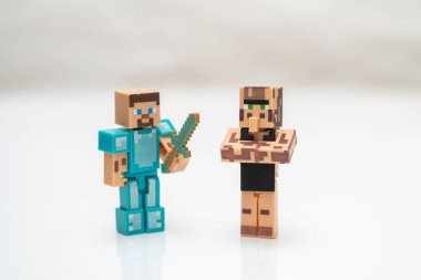 Beyaz arka planda Minecraft aksiyon figürlerinin yakın plan çekimi