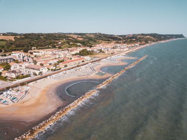 Denizi, plajları ve şemsiyeleriyle fano manzarası