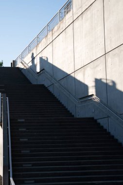 Seattle Belltown 'daki sokaktaki güneşli uzun merdivenlerin dikey görüntüsü.