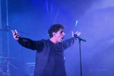 Yetenekli sanatçı Nielson Hollanda 'da bir konserde sahnede.