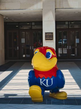 Lawrence, Kansas - 10 Temmuz 2022 - Mavi, Kırmızı, Sarı Jayhawk - NCAA Dünya Basketbol Takımı
