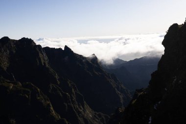 Portekiz, Madeira 'daki Pico do Arieiro dağını kaplayan bulutların hava görüntüsü.