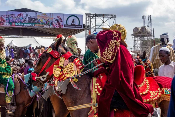 德巴音乐节上一群穿着戏服 骑着马的美女 — 图库照片