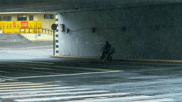 Ein Radfahrer Tunnel Einem Regnerischen Und Bewölkten Tag — Stockfoto