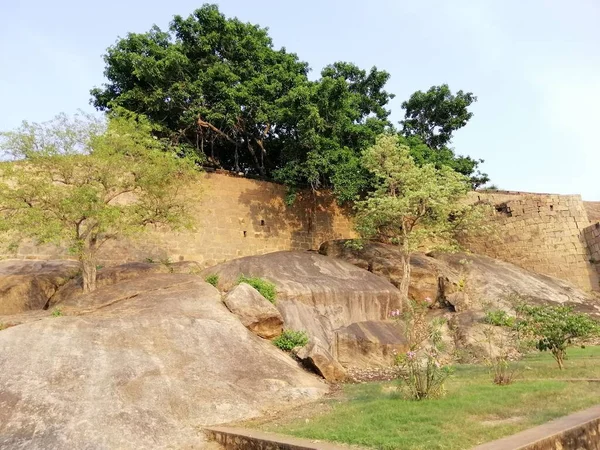 美しい青空を背景に インドのタミル ナードゥ州プドゥッコタイ県に位置する古代のスリーマヤム砦 — ストック写真