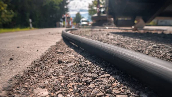 Gros Plan Une Conduite Eau Noire Sur Route Asphaltée Chantier — Photo