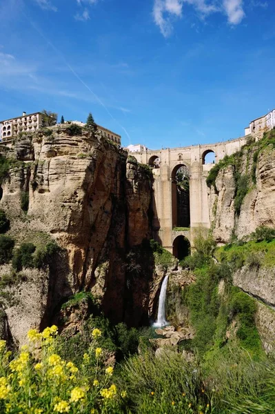 Pionowe Ujęcie Rondy Hiszpania Starym Pięknym Mostem Pośród Gór — Zdjęcie stockowe