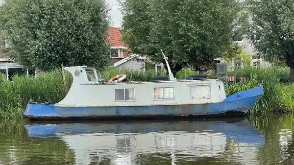 Gammal Yacht Nära Stranden Med Grönskande Träd Bakgrunden — Stockfoto