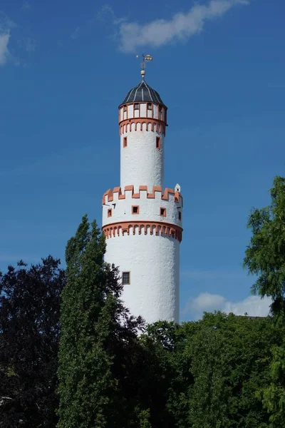 Hrad Bad Homburg Německo Bílá Věž Lemovaná Zelenými Stromy Proti — Stock fotografie