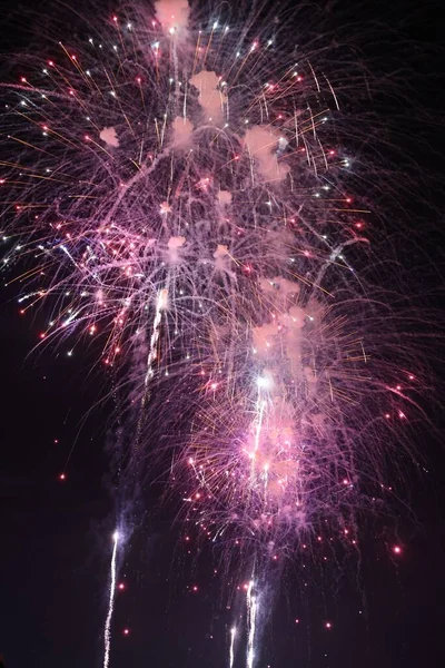 Μια Κάθετη Βολή Από Πολύχρωμα Πυροτεχνήματα Στο Νυχτερινό Ουρανό — Φωτογραφία Αρχείου