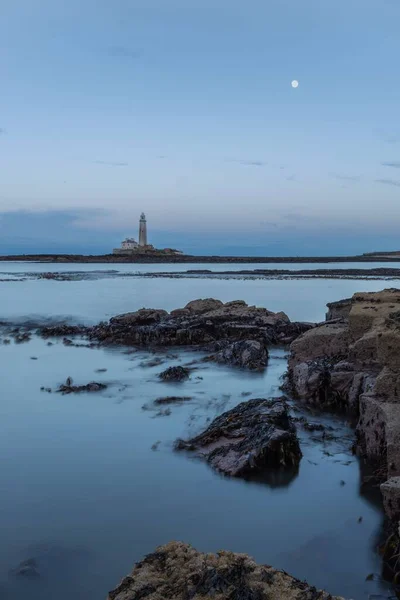 Tiro Vertical Farol Santa Maria Cercado Por Rochas Água — Fotografia de Stock