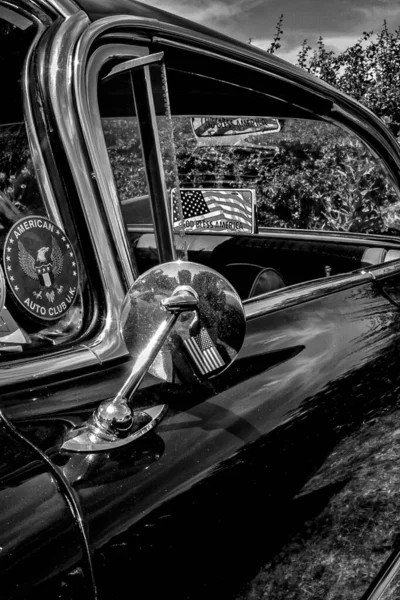 Die Vertikale Graustufen Eines Oldtimer Detail Monochromen Automobilhintergrund — Stockfoto