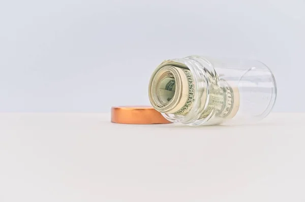 Geldrolle Glasgefäß Auf Einem Hellen Weißen Schreibtisch Mit Kopierraum Sparkonzept — Stockfoto