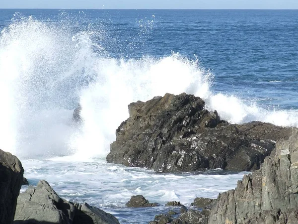 海の波の美しいショットは ビーチで巨大な岩をクラッシュ — ストック写真