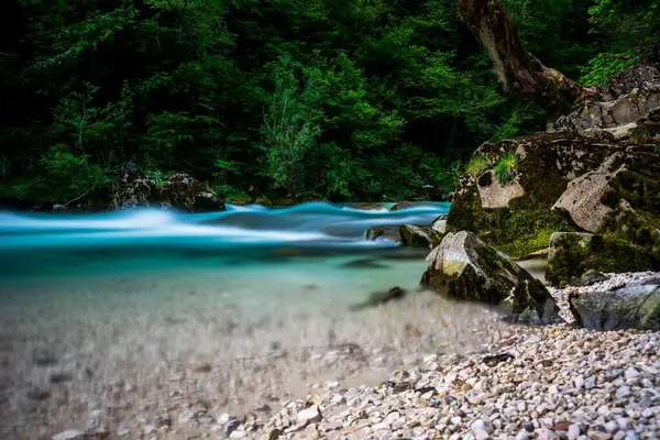 Eine Malerische Aufnahme Eines Glatten Flusses Mit Seidigem Wasser Und — Stockfoto