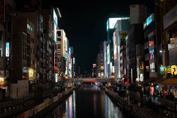 Uma Vista Noturna Cidade Com Rio Dotonbori Entre Edifícios Osaka — Fotografia de Stock