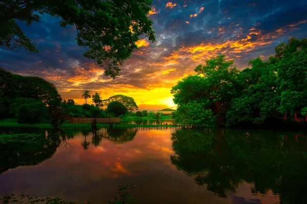 Hermoso Paisaje Lago Con Aguas Tranquilas Que Reflejan Vibrante Puesta — Foto de Stock