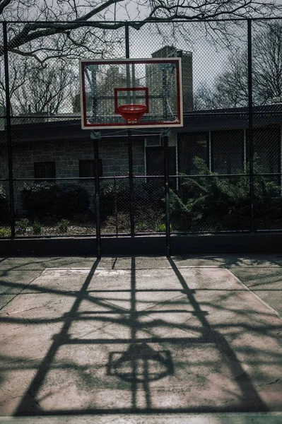 Ein Vertikaler Schuss Eines Basketballkorbs — Stockfoto