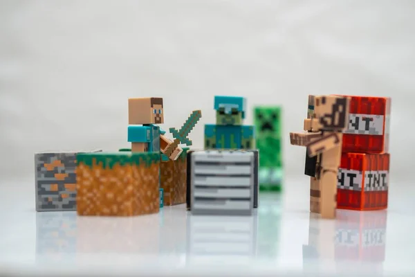 Primer Plano Minecraft Figuras Acción Sobre Fondo Blanco — Foto de Stock
