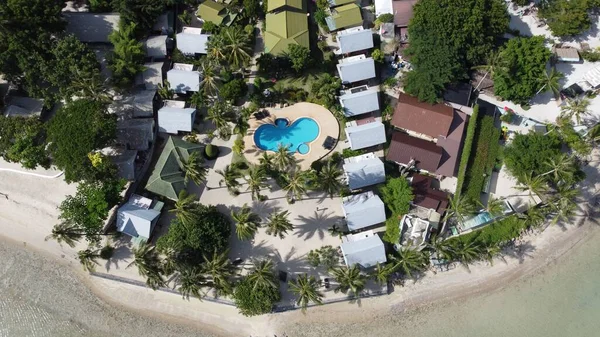 Okyanus Kenarında Küçük Bir Yüzme Havuzu Olan Otelin Hava Manzarası — Stok fotoğraf
