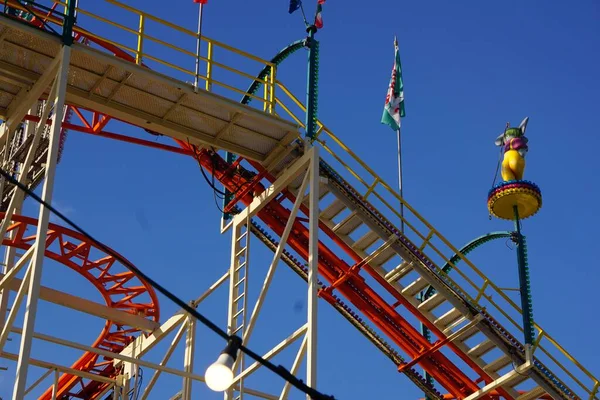 Een Achtbaan Het Pretzel Festival Het Pretpark — Stockfoto