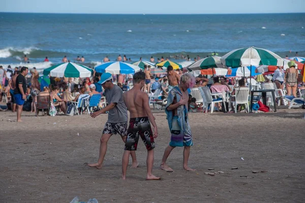 Widok Ludzi Plaży Mar Del Plata Słoneczny Dzień — Zdjęcie stockowe