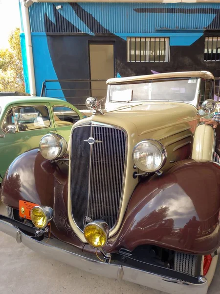 老旧的米黄色1934雪佛兰雪佛兰雪佛兰大篷车由通用 前面的景色2022世博会经典车展 — 图库照片